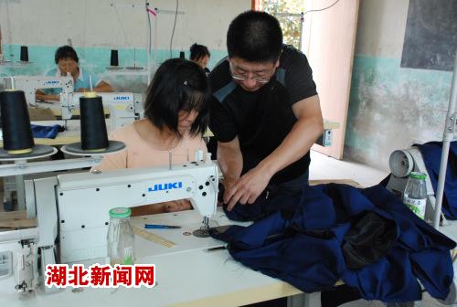 图文:麻城农村留守妇女忙起来