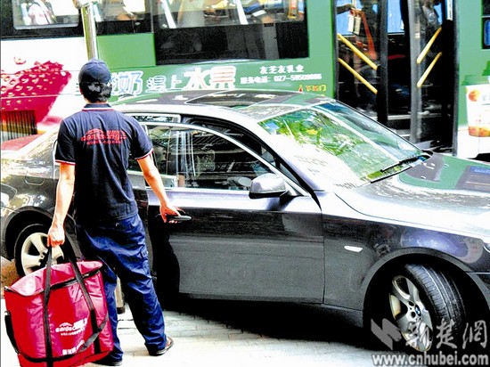 武汉 送餐帝 开着宝马送外卖 称为体验生活非炫