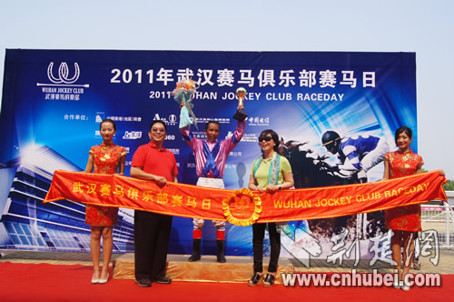 武汉赛马俱乐部邀请赛开锣 香港企业组团包场