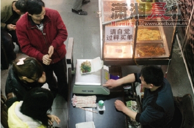 长沙自助盒饭店点菜论斤卖 荤素搭配1.2元一