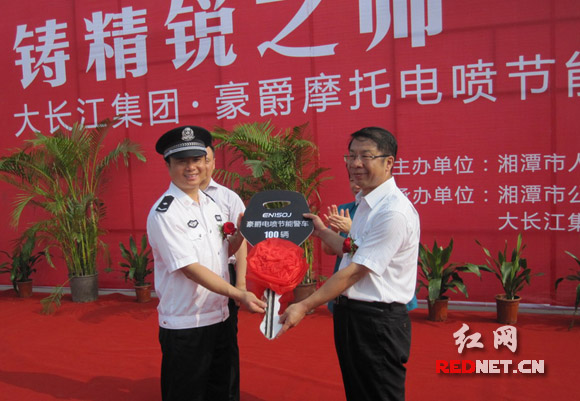 精锐之师如虎添翼!100辆豪爵警用摩托捐赠湘潭