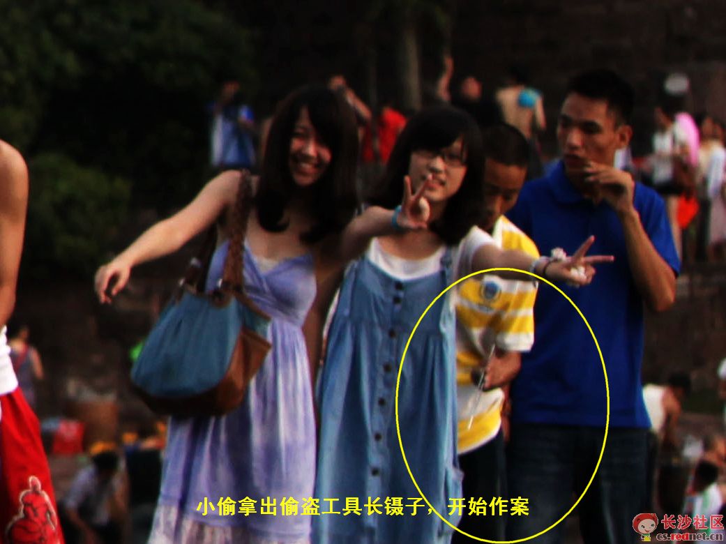 入游客镜头疯狂行窃 凤凰公安依照片抓小偷网