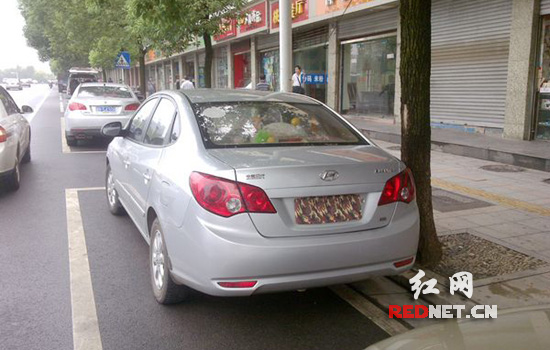 13次违章未处理民用车挂假军牌 未见车主车被