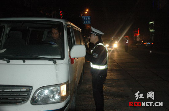 临武交警严惩酒驾行为 确保国庆期间道路安全