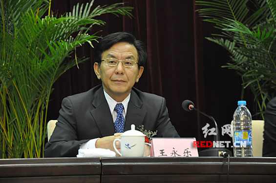 (中国侨联副主席王永乐出席会议.)