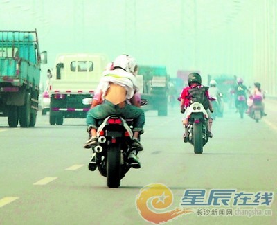 无牌飙车族车流中轰鸣而过(图)