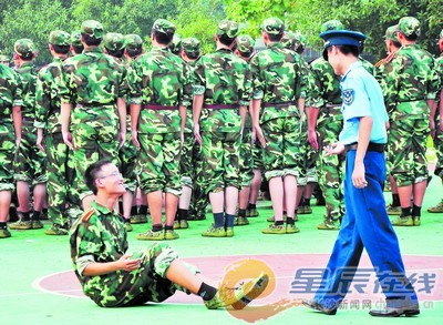 图:90后军训痛并快乐着