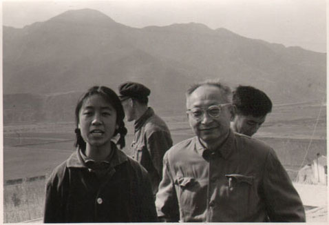 江牧岳1975年10月参观大寨