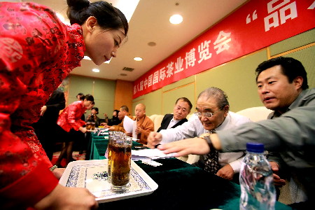 第八届中国国际茶业博览会“品茶斗水”大赛落幕