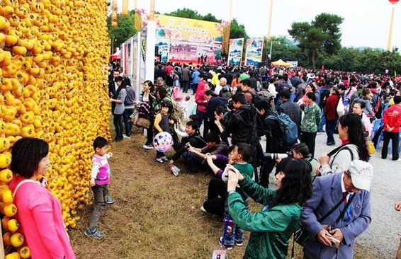 第八届桂林恭城月柿节开幕 尽显独特瑶族风情