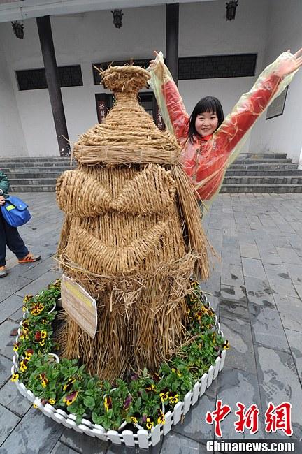 长沙举办稻草人艺术节 千款创意稻草人亮相