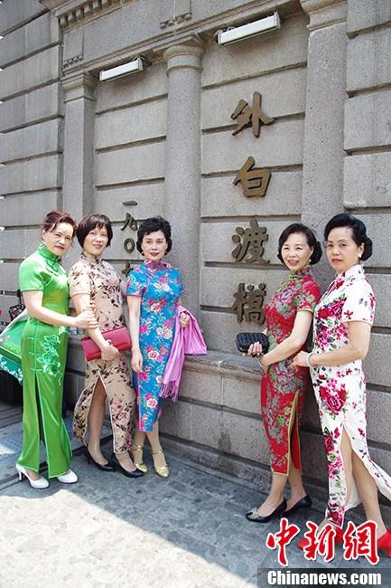 上海街头中老年旗袍秀 风韵犹存不减当年