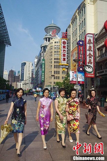 上海街头中老年旗袍秀 风韵犹存不减当年