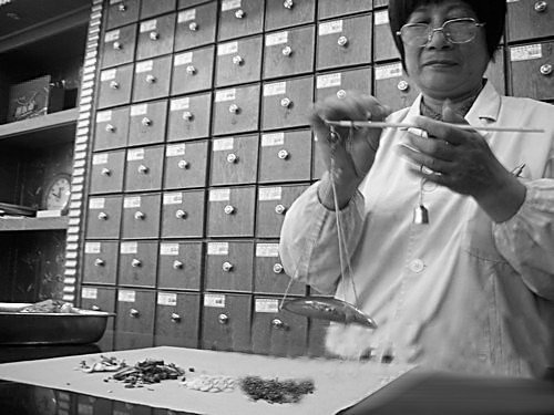 部分中药材价格疯涨20倍 药农很受伤病号难度日