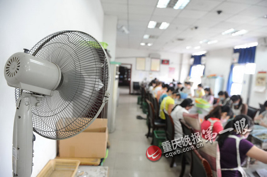 揭秘重庆点钞女工的神秘生活 每天点钞1.25吨