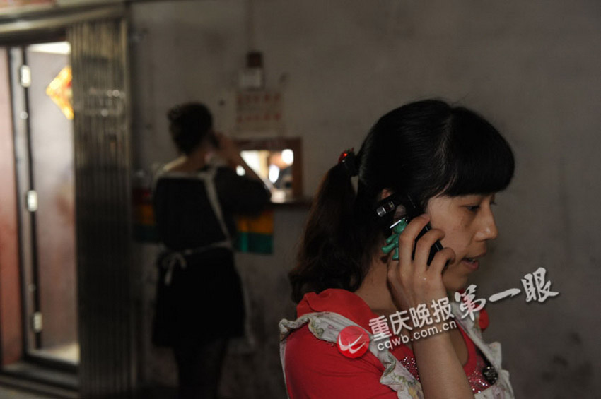 揭秘重庆点钞女工的神秘生活 每天点钞1.25吨