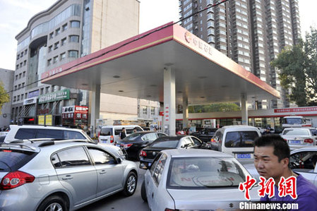 中国成品油价格或将再上调 加油站车辆爆满