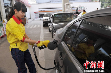 中国成品油价格或将再上调 加油站车辆爆满