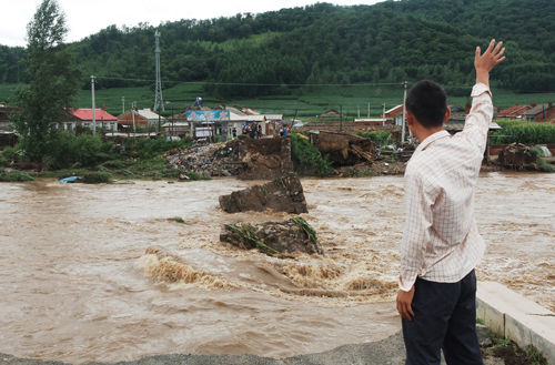 吉林省连降暴雨冲毁铁路 村庄被淹大坝告急(图)