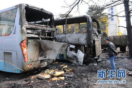 长春市中心一停车场两辆大巴车起火