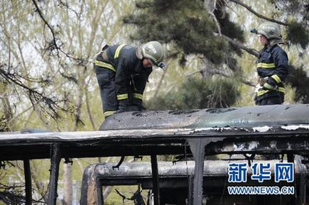 长春市中心一停车场两辆大巴车起火