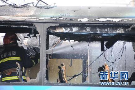 长春市中心一停车场两辆大巴车起火