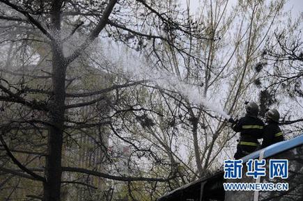 长春市中心一停车场两辆大巴车起火