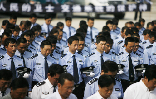 吉林市反扒民警因公殉职 千余市民为英雄送行