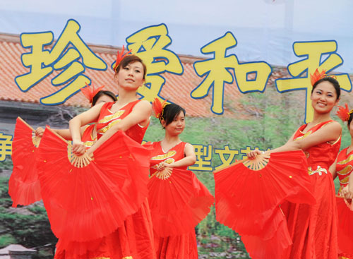 长春：举行千人文艺汇演纪念抗日战争胜利66周年