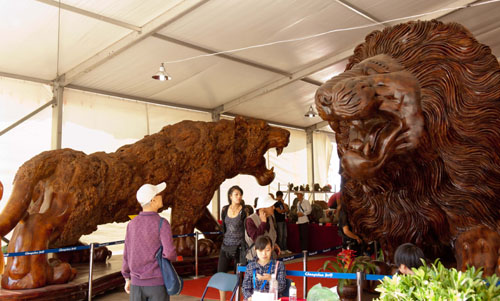 天价木雕狮虎亮相东北亚博览会