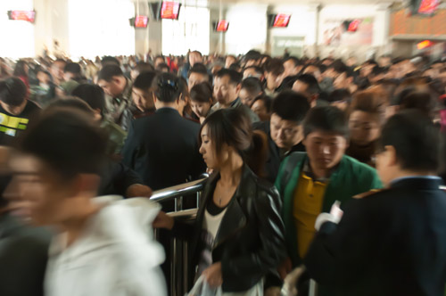 吉林长春火车站迎来返程客流高峰