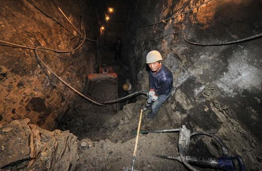 地下28米的地铁施工现场：城市新路从这里铺就