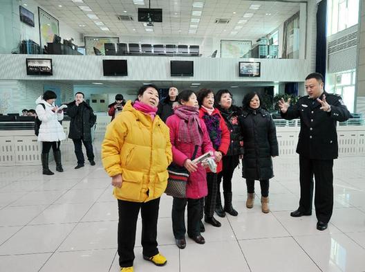 长春：市民参观110报警指挥中心