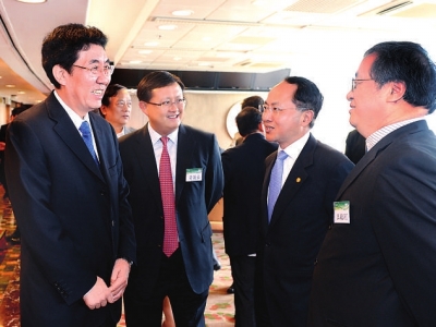 巴音朝鲁会见吉港青年交流促进会负责人、工商界人士