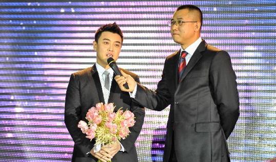 王皓与闫博雅举行婚礼
