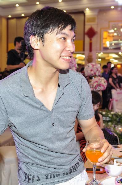 王皓与闫博雅举行婚礼