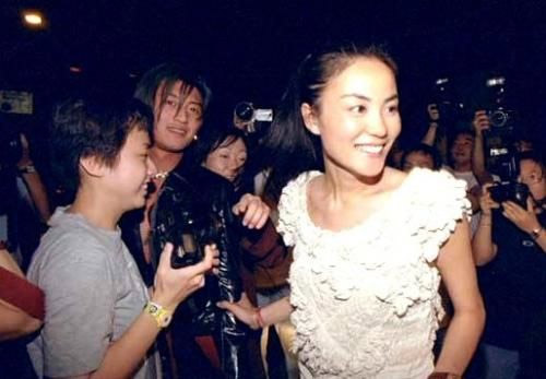 巴音朝鲁在全省抗震救灾紧急视频会议上强调