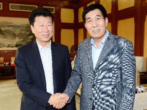 巴音朝鲁接见第六届鲁迅文学奖获得者任林举