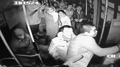 吉林酒驾男殴打公交女司机 携刀恐吓乘客
