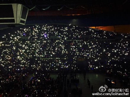 张信哲长春演唱会上喊冷 网友:肯定没穿秋裤