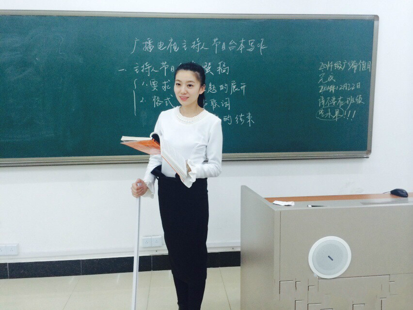 吉林师大美女教师拄拐上课走红 被赞最美“女腰”