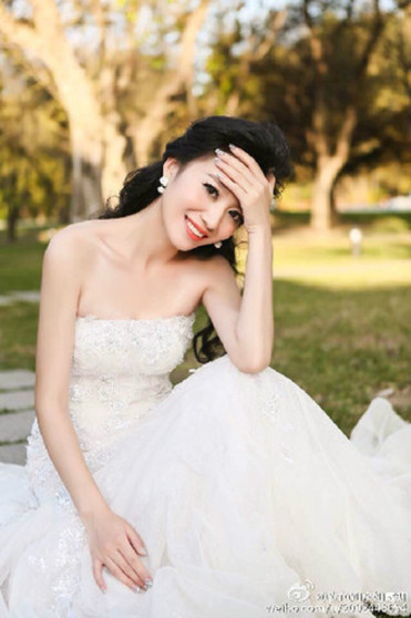 吉林师大美女教师拄拐上课走红 被赞最美“女腰”