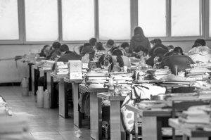 各大院校期末考试临近 占座神器纷纷亮相图书馆