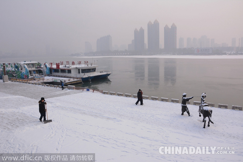 吉林迎来2015年首场大雪 气象台发布道路冰雪预警