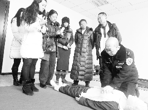 市民志愿者体验现场急救