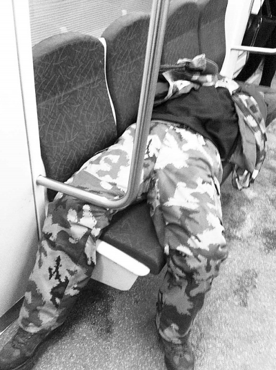 不少人站着乘轻轨一男子却独霸4个座位睡大觉