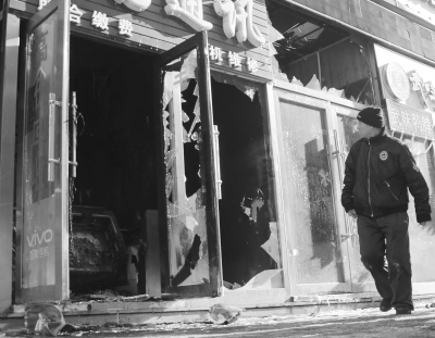 长春一家手机店起火 疑似手机长时间充电引起