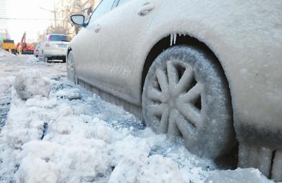 自来水管漏水 20多辆车变“冻车”