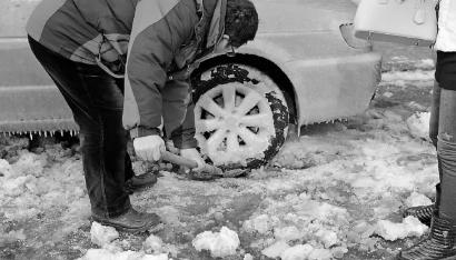 自来水管漏水 20多辆车变“冻车”
