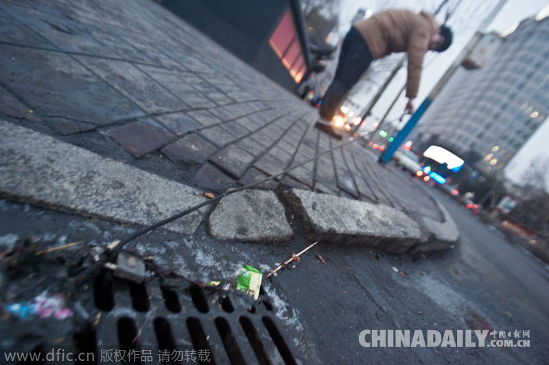 长春街头井盖锁在路灯杆上 市民称为防盗太拼了